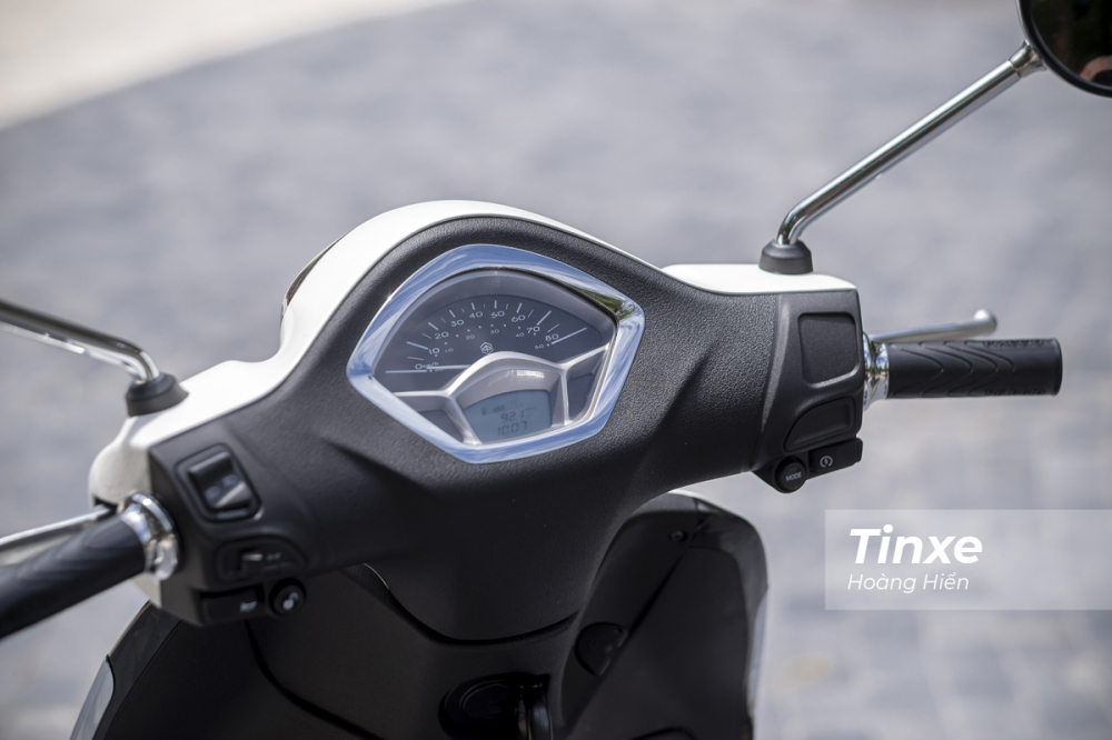 Cụm tay lái khá ít nút bấm của Piaggio Liberty 50cc. Cụm tay lái khá ít nút bấm của Piaggio Liberty 50cc.