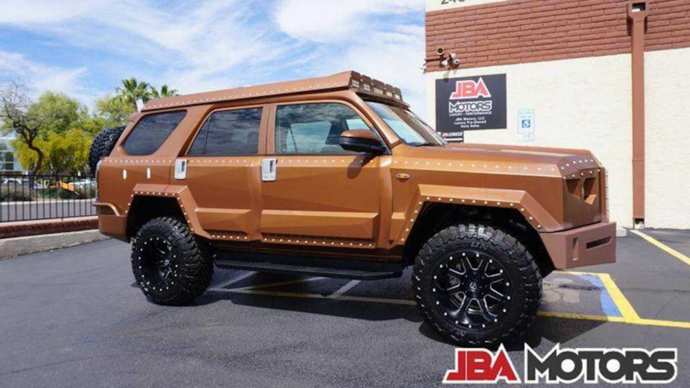 Toyota 4Runner SR5 4x4 Custom 2016 l&agrave; một chiếc SUV bọc gi&aacute;p với phong c&aacute;ch kh&aacute;c biệt