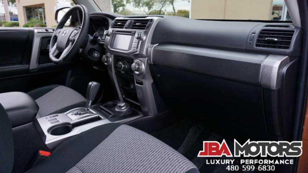 Tiếc rằng nội thất của xe lại kh&ocirc;ng thể tương xứng với vẻ b&ecirc;n ngo&agrave;i