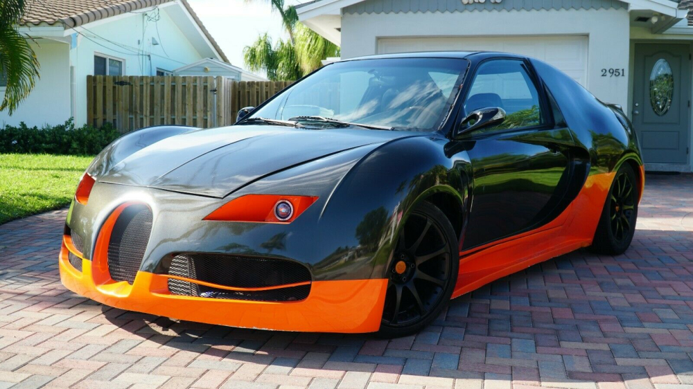 Ph&iacute;a trước của chiếc Honda Civic 1993 nh&aacute;i Bugatti Veyron