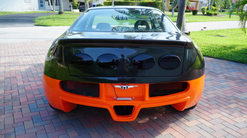Ph&iacute;a sau của chiếc Honda Civic 1993 nh&aacute;i Bugatti Veyron
