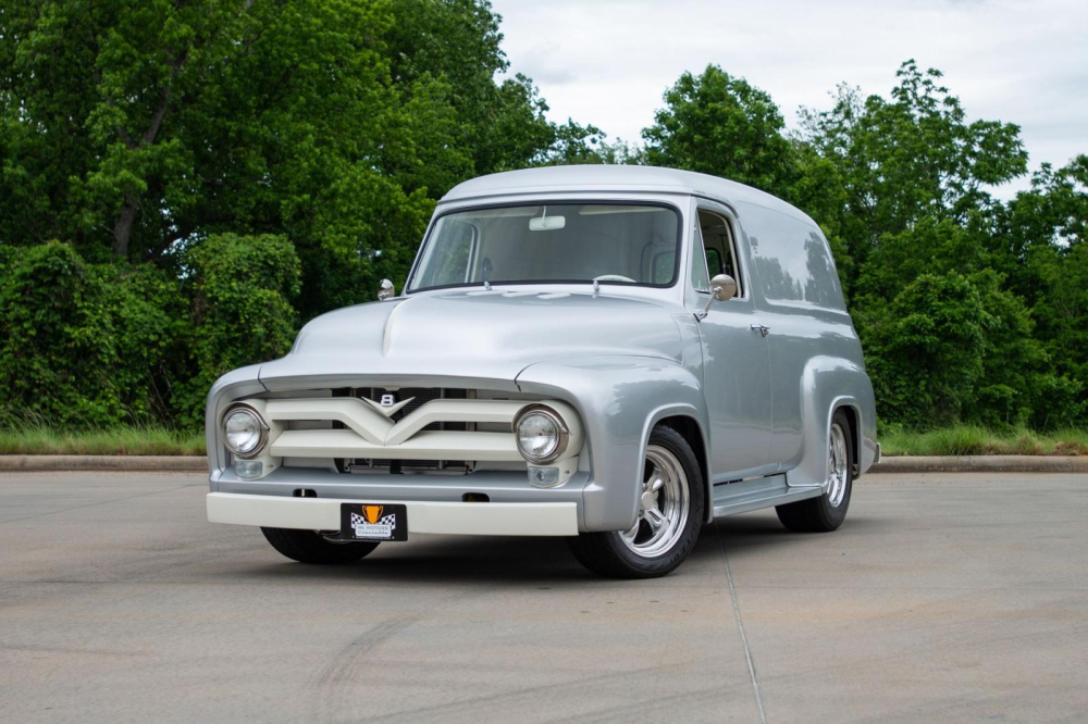 Phía trước của chiếc Ford F-100 1955 phục chế kiêm độ