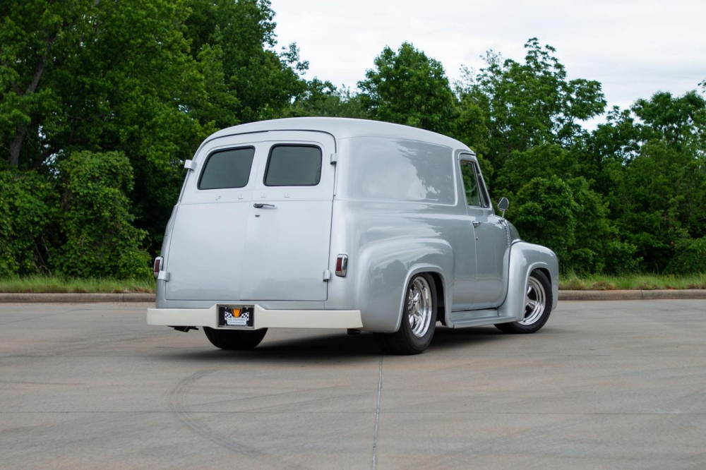 Phía sau của chiếc Ford F-100 1955 phục chế kiêm độ