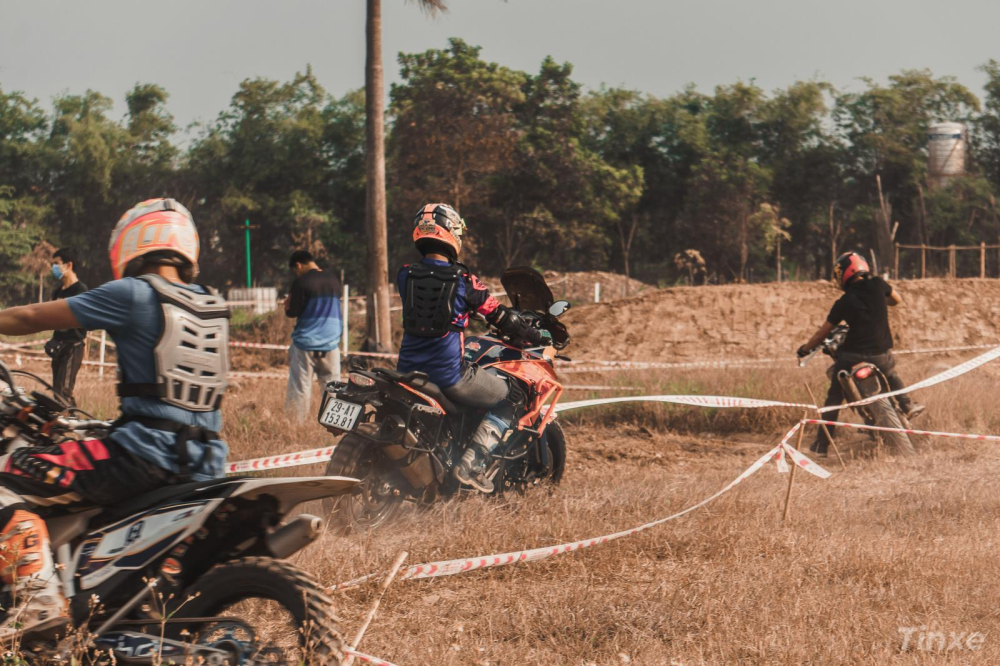 Track đua c&oacute; diện t&iacute;ch kh&aacute; lớn v&agrave; tạo được nhiều chướng ngại vật thử th&aacute;ch người l&aacute;i