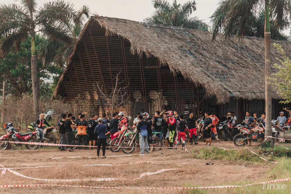 Sunrise Track - Đầm Tr&agrave;nh