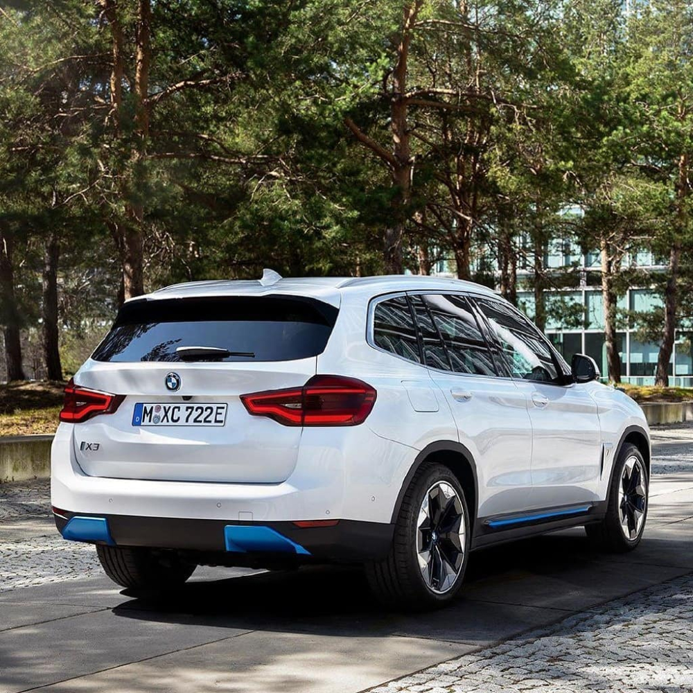 BMW iX3 2021 nhìn từ phía sau