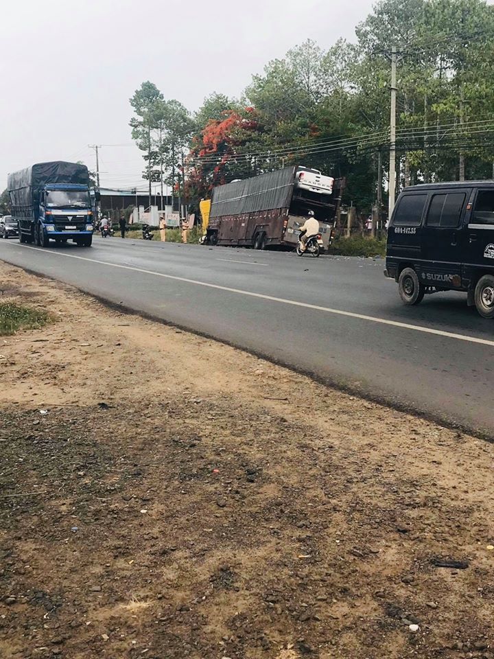 Lực lượng chức năng c&oacute; mặt tại hiện trường vụ tai nạn
