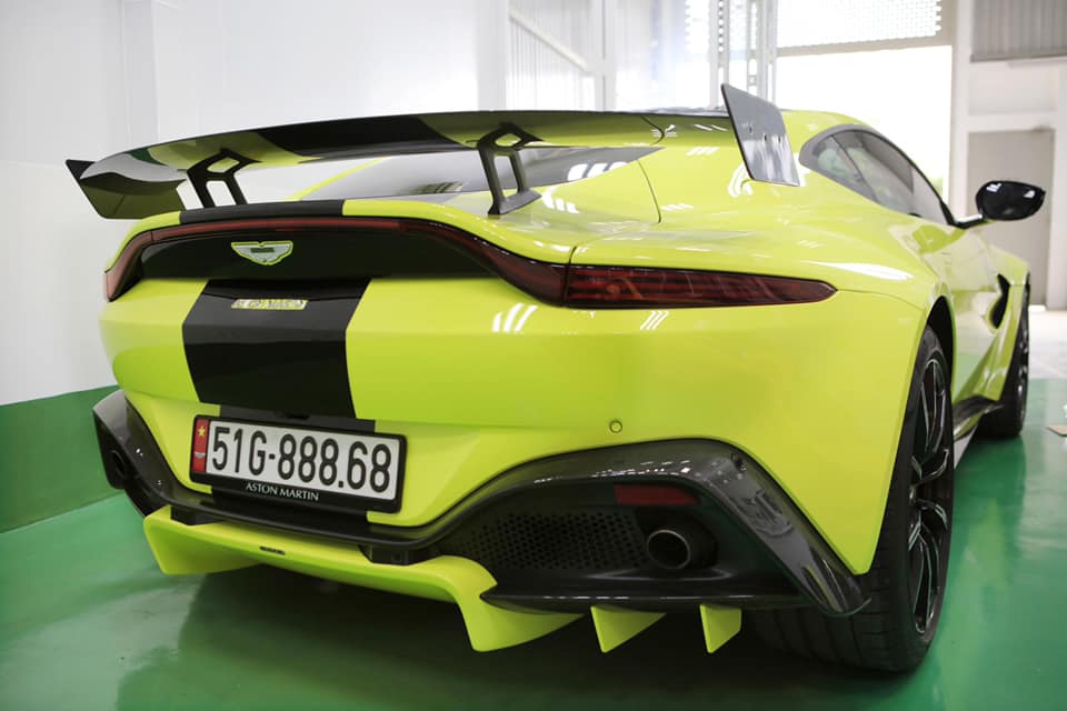 Chiếc si&ecirc;u xe Aston Martin V8 Vantage 2018 n&agrave;y c&ograve;n n&acirc;ng cấp th&ecirc;m c&aacute;nh gi&oacute; đu&ocirc;i cố định c&ugrave;ng bộ body kit ch&iacute;nh h&atilde;ng AMR rất hầm hố v&agrave; c&aacute; t&iacute;nh