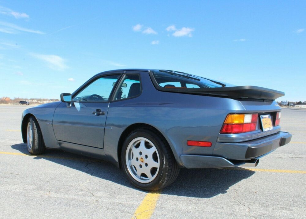 Ph&iacute;a sau của chiếc Porsche&nbsp;944 S2 1990