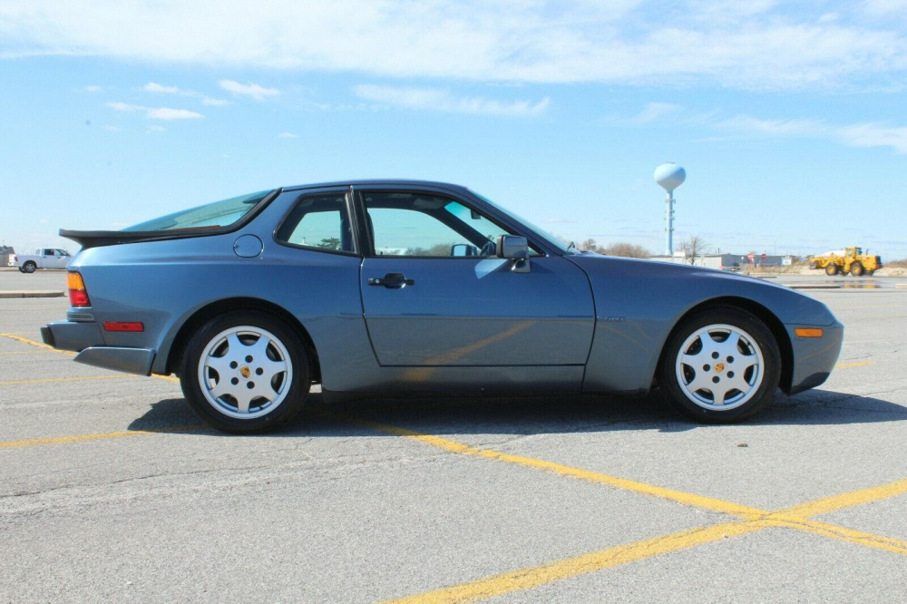 B&ecirc;n sườn của chiếc Porsche&nbsp;944 S2 1990