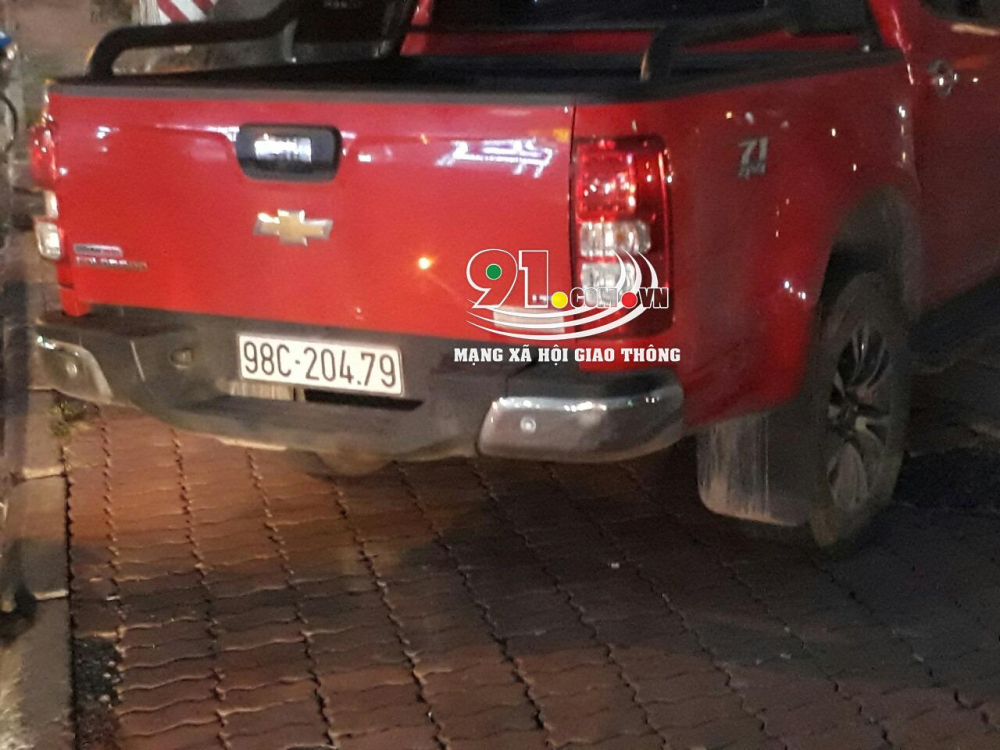 Chiếc Chevrolet Colorado đ&atilde; bị c&ocirc;ng an phường Mai Động giữ lại để điều tra