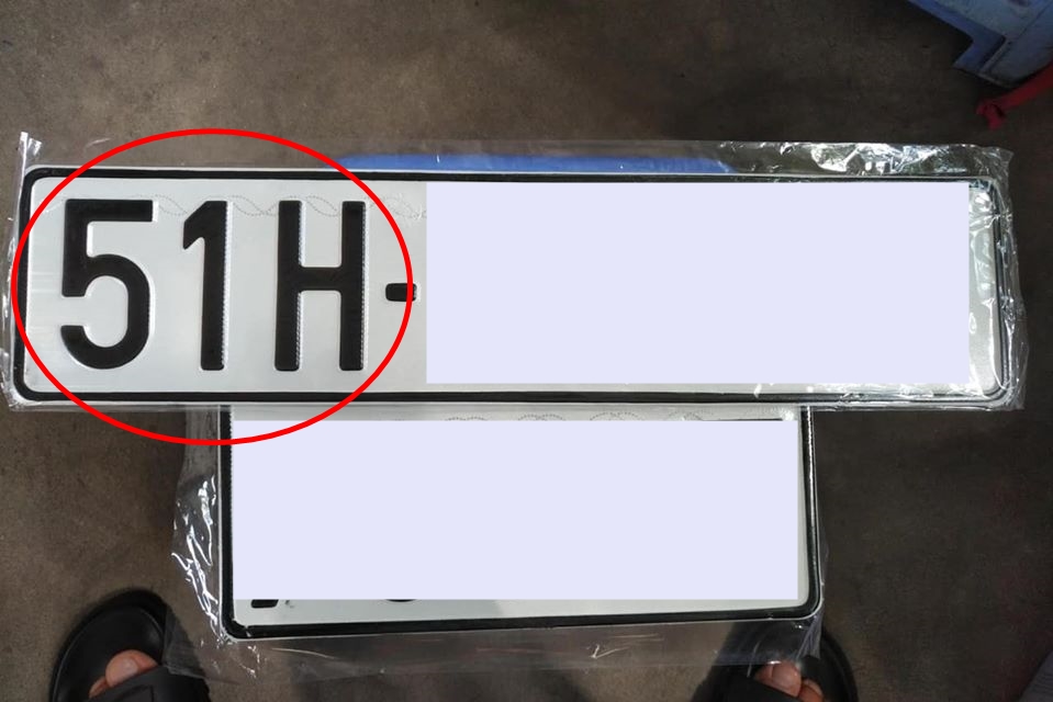 Theo đó, sau hơn 2 năm thuộc sở hữu của một doanh nhân kín tiếng tại Hà Nội và được cho ra biển số 30F, chiếc siêu xe Ferrari 488 GTB độ Liberty Walk không có chiếc thứ 2 tại Việt Nam đã được chủ nhân mới cho đăng ký lại biển số đầu 51 của Sài thành. Theo đó, sau hơn 2 năm thuộc sở hữu của một doanh nhân kín tiếng tại Hà Nội và được cho ra biển số 30F, chiếc siêu xe Ferrari 488 GTB độ Liberty Walk không có chiếc thứ 2 tại Việt Nam đã được chủ nhân mới cho đăng ký lại biển số đầu 51 của Sài thành.