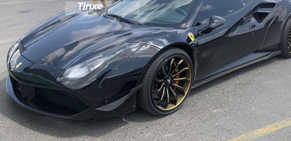 Nguyên bản chiếc siêu xe Ferrari 488 GTB độ Liberty Walk độc nhất vô nhị tại Việt Nam còn có cánh lướt gió cỡ lớn phía trước đầu xe nhưng hiện tại chi tiết này đã không còn xuất hiện. Nguyên bản chiếc siêu xe Ferrari 488 GTB độ Liberty Walk độc nhất vô nhị tại Việt Nam còn có cánh lướt gió cỡ lớn phía trước đầu xe nhưng hiện tại chi tiết này đã không còn xuất hiện.
