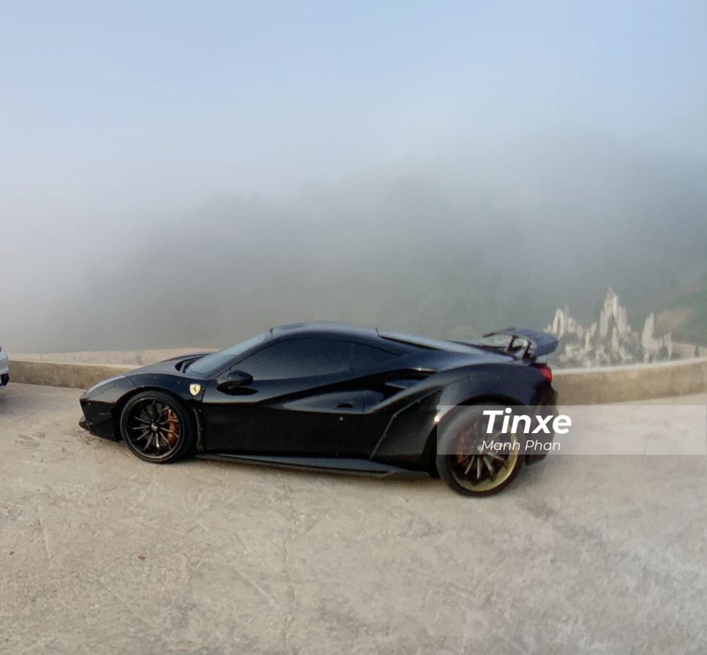 Bộ phuộc hơi này do hãng Air Rex thiết kế cho các bản độ siêu xe của hãng Nhật Bản. Nhờ phuộc nâng hạ gầm Air Rex, khoảng sáng gầm siêu xe Ferrari 488 GTB độ Liberty Walk có thể nâng cao 18 cm so với mặt đất hoặc được hạ gầm gần sát mặt đất. Bên hông xe còn có nẹp sườn carbon. Bộ phuộc hơi này do hãng Air Rex thiết kế cho các bản độ siêu xe của hãng Nhật Bản. Nhờ phuộc nâng hạ gầm Air Rex, khoảng sáng gầm siêu xe Ferrari 488 GTB độ Liberty Walk có thể nâng cao 18 cm so với mặt đất hoặc được hạ gầm gần sát mặt đất. Bên hông xe còn có nẹp sườn carbon.