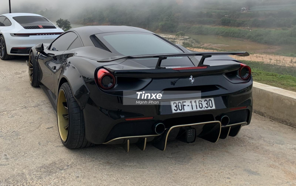 Bộ khuếch tán đuôi xe Ferrari 488 GTB độ Liberty Walk thiết kế thể thao hơn so với xe nguyên bản và sử dụng sợi carbon cùng các sọc màu vàng tạo điểm nhấn. Bộ khuếch tán đuôi xe Ferrari 488 GTB độ Liberty Walk thiết kế thể thao hơn so với xe nguyên bản và sử dụng sợi carbon cùng các sọc màu vàng tạo điểm nhấn.
