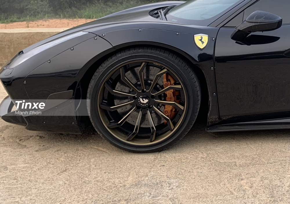 Bộ mâm Forgiato trên siêu xe độ Ferrari 488 GTB Liberty Walk có hai tông màu là đen và vàng nổi bật. Điều làm nên cá tính cho hãng độ Liberty Walk không chỉ đến từ các vòm bánh xe được nới rộng, cố định bằng đinh tán mà còn có phuộc nâng hạ gầm độc đáo. Bộ mâm Forgiato trên siêu xe độ Ferrari 488 GTB Liberty Walk có hai tông màu là đen và vàng nổi bật. Điều làm nên cá tính cho hãng độ Liberty Walk không chỉ đến từ các vòm bánh xe được nới rộng, cố định bằng đinh tán mà còn có phuộc nâng hạ gầm độc đáo.