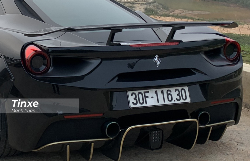 Động cơ trên siêu xe Ferrari 488 GTB kết hợp cùng hộp số 7 cấp theo kiểu xe đua F1, nhờ đó, mẫu siêu xe độ Liberty Walk chỉ mất khoảng thời gian 3 giây để tăng tốc lên 100 km/h từ vị trí xuất phát trước khi đạt vận tốc tối đa 330 km/h. Dù không nâng cấp động cơ cho Động cơ trên siêu xe Ferrari 488 GTB kết hợp cùng hộp số 7 cấp theo kiểu xe đua F1, nhờ đó, mẫu siêu xe độ Liberty Walk chỉ mất khoảng thời gian 3 giây để tăng tốc lên 100 km/h từ vị trí xuất phát trước khi đạt vận tốc tối đa 330 km/h. Dù không nâng cấp động cơ cho siêu ngựa này, nhưng việc trang bị ống xả độ FI cũng mang đến tiếng thở chất hơn cho bản độ Ferrari 488 GTB Libery Walk độc nhất vô nhị tại Việt Nam.