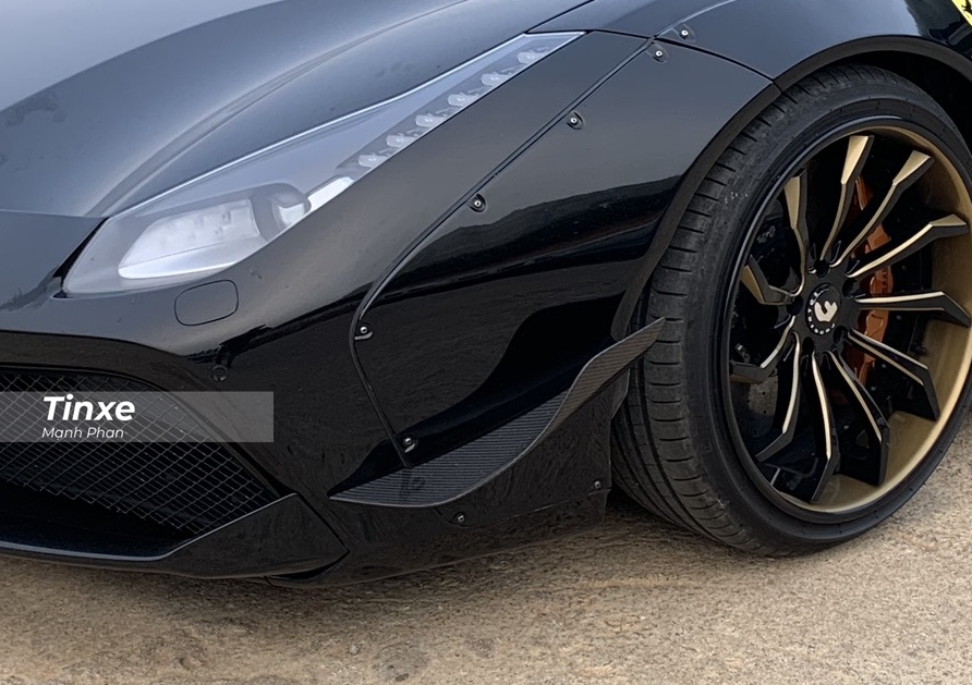 Những chiếc siêu xe mang gói độ Liberty Walk có những dấu hiệu nhận biết rất riêng biệt. Bên hông đầu xe chiếc Ferrari 488 GTB mang gói độ Liberty Walk xuất hiện hai vây cá bằng carbon cỡ lớn. Những chiếc siêu xe mang gói độ Liberty Walk có những dấu hiệu nhận biết rất riêng biệt. Bên hông đầu xe chiếc Ferrari 488 GTB mang gói độ Liberty Walk xuất hiện hai vây cá bằng carbon cỡ lớn.
