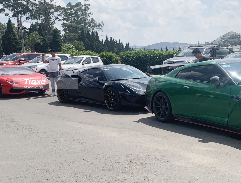 Hãng độ Liberty Walk cung cấp hai cánh gió đuôi cho siêu xe Ferrari 488 GTB bao gồm một cánh gió tầm thấp và một siêu cánh gió được gắn từ nửa đuôi xe kéo dài lên rất hầm hố. Tuy nhiên, cánh gió đuôi trên chiếc siêu xe Ferrari 488 GTB độ Liberty Walk độc nhất Việt Nam lại được chủ nhân lấy từ bản độ trước đó của xe là Novitec Rosso. Hãng độ Liberty Walk cung cấp hai cánh gió đuôi cho siêu xe Ferrari 488 GTB bao gồm một cánh gió tầm thấp và một siêu cánh gió được gắn từ nửa đuôi xe kéo dài lên rất hầm hố. Tuy nhiên, cánh gió đuôi trên chiếc siêu xe Ferrari 488 GTB độ Liberty Walk độc nhất Việt Nam lại được chủ nhân lấy từ bản độ trước đó của xe là Novitec Rosso.