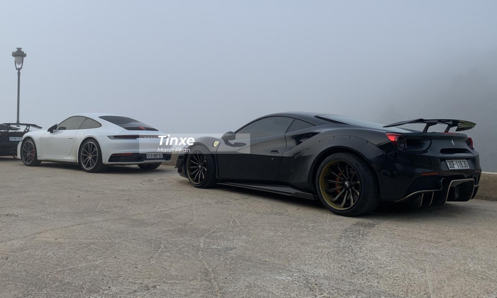 Khá đáng tiếc là hãng độ Liberty Walk chỉ tập trung vào gói nâng cấp ngoại hình và phuộc cho các siêu xe độ của mình. Cũng chính vì thế, cả 4 siêu xe độ Liberty Walk tại Việt Nam đều không được Khá đáng tiếc là hãng độ Liberty Walk chỉ tập trung vào gói nâng cấp ngoại hình và phuộc cho các siêu xe độ của mình. Cũng chính vì thế, cả 4 siêu xe độ Liberty Walk tại Việt Nam đều không được thông nòng động cơ. Siêu xe Ferrari 488 GTB độ Liberty Walk độc nhất Việt Nam vẫn sử dụng khối động cơ V8, tăng áp kép, dung tích 3.9 lít như bản tiêu chuẩn. Trái tim này sản sinh ra công suất tối đa 661 mã lực tại vòng tua 8.000 vòng/phút và mô-men xoắn cực đại đạt 760 Nm tại vòng tua 3.000 vòng/phút.