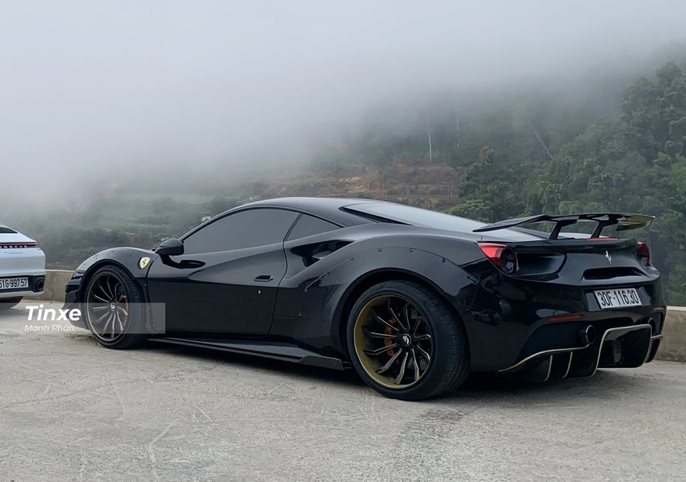 Được biết, trước khi mang trên mình gói độ Liberty Walk đến từ Nhật Bản, chiếc siêu xe Ferrari 488 GTB này từng được chủ nhân cũ trang bị bộ body kit Novitec Rosso và còn được một trang tin siêu xe nước ngoài nổi tiếng đăng tải hình ảnh đỗ bên đường ở quận 5, Tp.HCM. Được biết, trước khi mang trên mình gói độ Liberty Walk đến từ Nhật Bản, chiếc siêu xe Ferrari 488 GTB này từng được chủ nhân cũ trang bị bộ body kit Novitec Rosso và còn được một trang tin siêu xe nước ngoài nổi tiếng đăng tải hình ảnh đỗ bên đường ở quận 5, Tp.HCM.