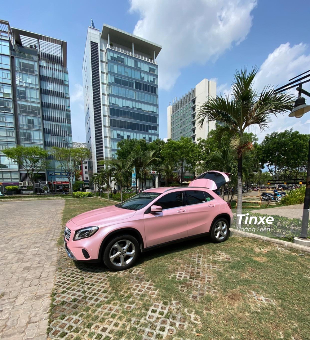 Chiếc Mercedes-Benz GLA250 được chuyển sang m&agrave;u hồng.