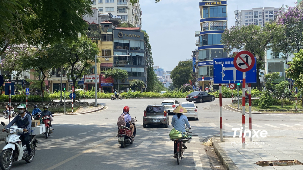 C&aacute;c l&aacute;i xe muốn rẽ phải từ Vạn Bảo đi Nguyễn Ch&iacute; Thanh phải rẽ v&agrave;o đường Kim M&atilde; b&ecirc;n dưới v&igrave; biển b&aacute;o 137 kh&ocirc;ng cho ph&eacute;p rẽ tr&aacute;i v&agrave; đi thẳng.