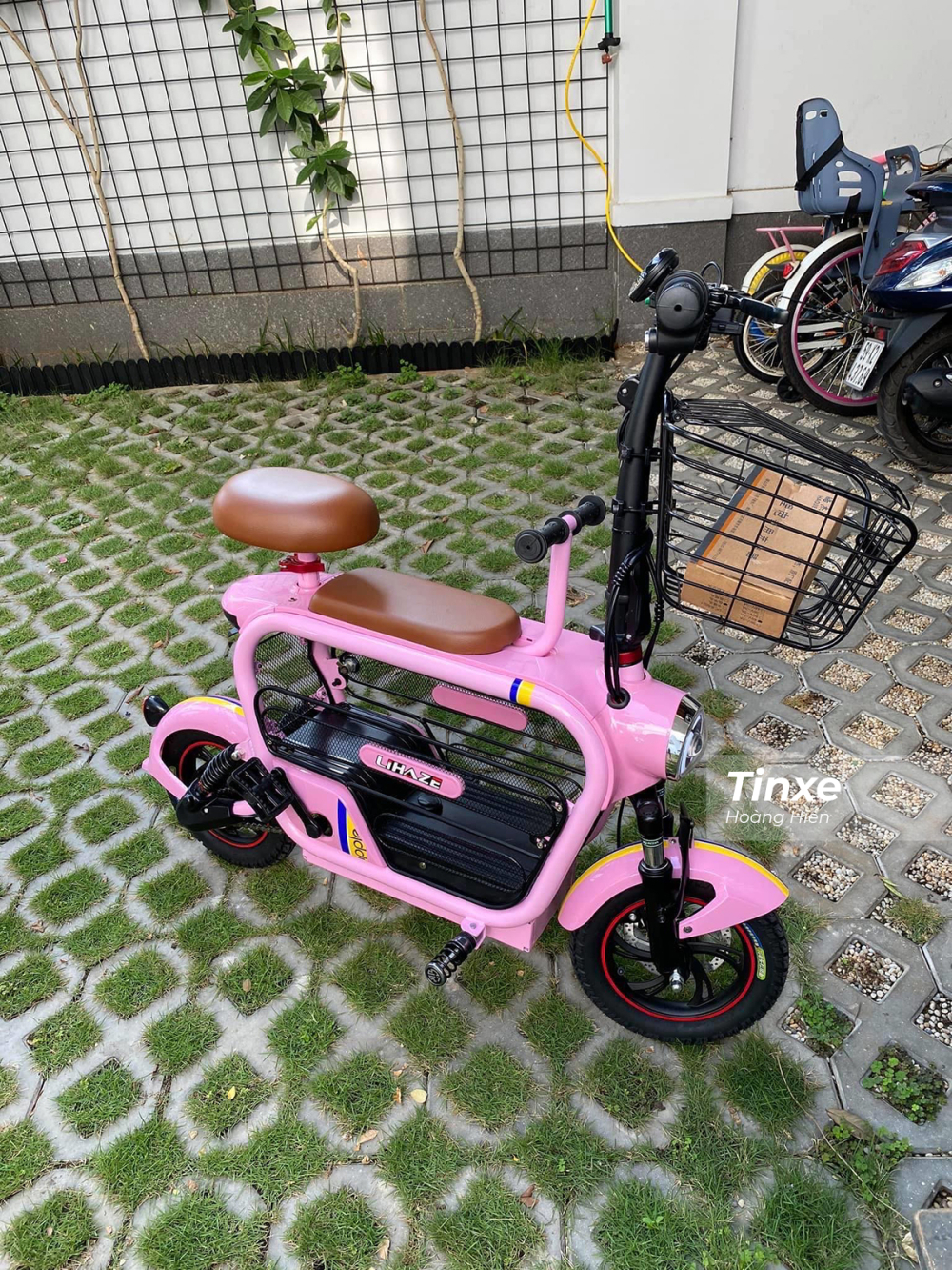 Chiếc xe điện m&agrave;u hồng đ&aacute;ng y&ecirc;u của Phối Phối.