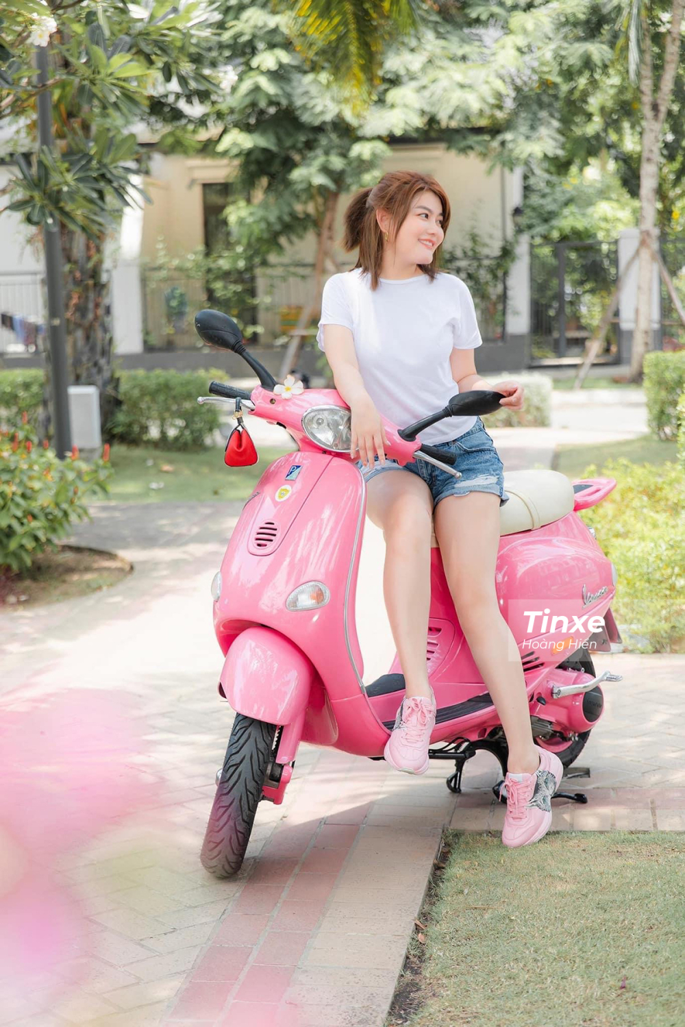 &Aacute; hậu Trịnh Thanh Phối - nick name Phối Phối - c&oacute; một niềm đam m&ecirc;  rất lớn với m&agrave;u hồng n&ecirc;n những chiếc xe c&ocirc; sở hữu đều được chuyển sang m&agrave;u hồng.
