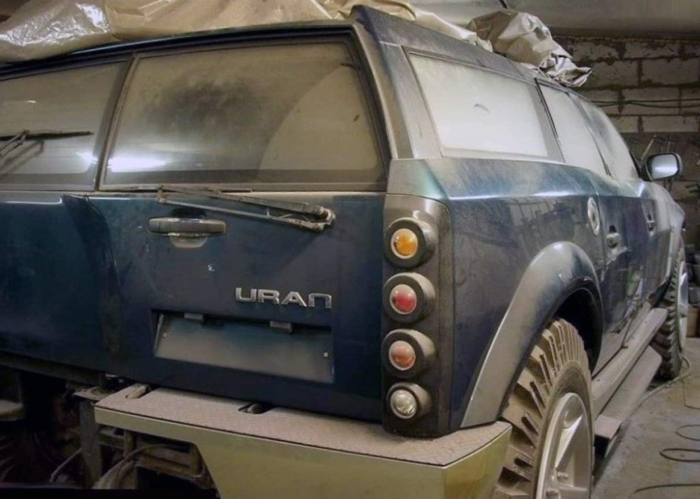 Chiếc SUV chế tạo thủ công này có lẽ đang bị bỏ không tại một garage nào đó Chiếc SUV chế tạo thủ công này có lẽ đang bị bỏ không tại một garage nào đó
