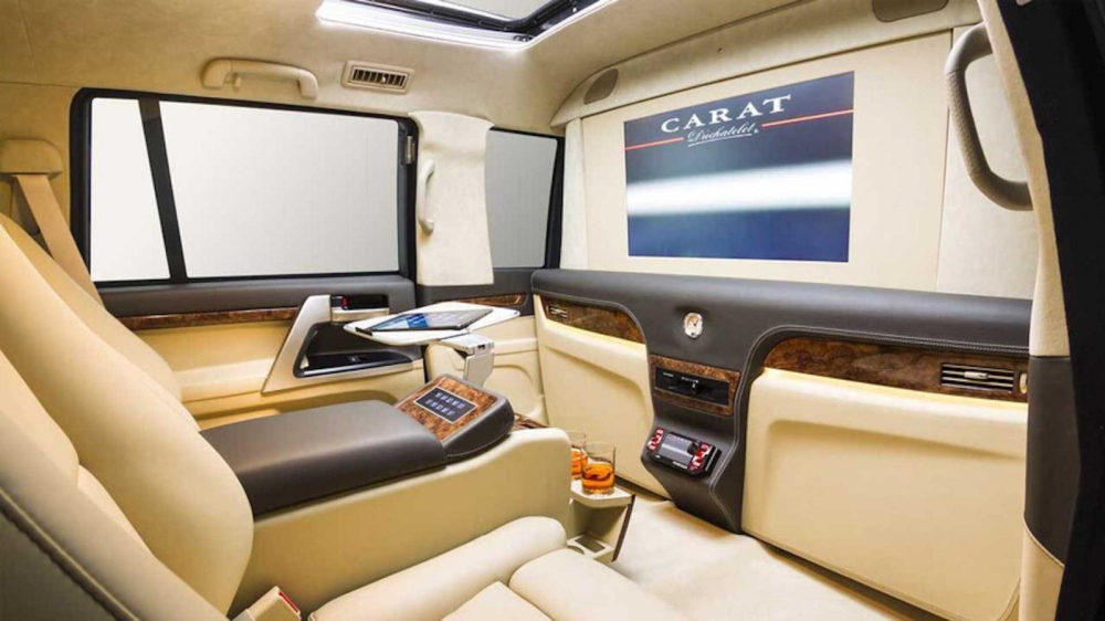Xe c&oacute; lắp đặt một m&agrave;n h&igrave;nh giải tr&iacute; lớn tr&ecirc;n v&aacute;ch ngăn ph&iacute;a trước v&agrave; sau