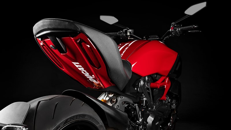 Ốp đuôi mới nổi bật trên Ducati Diavel