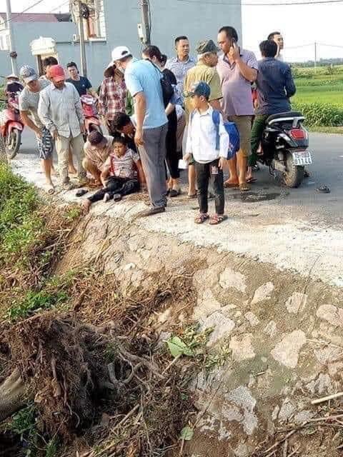 B&eacute; trai may mắn sống x&oacute;t sau vụ tai nạn kinh ho&agrave;ng