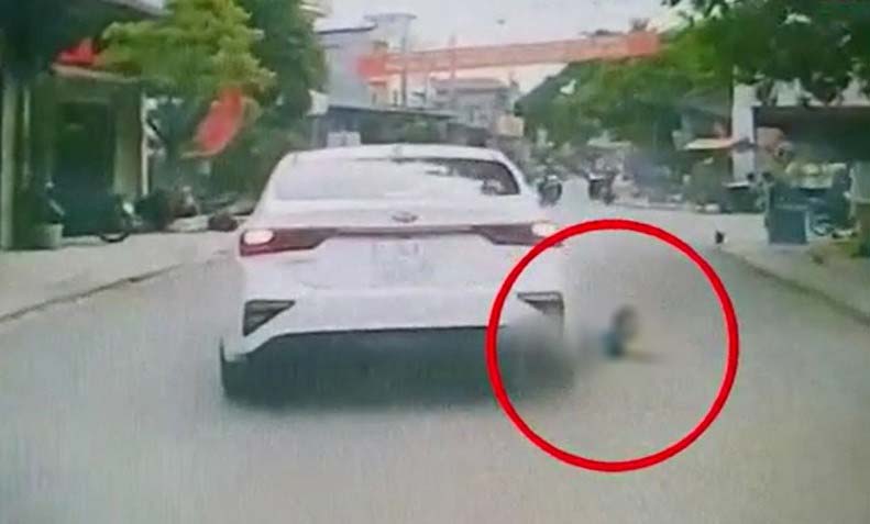Ch&aacute;u b&eacute; bị chiếc &ocirc; t&ocirc; Kia Cerato t&ocirc;ng tr&uacute;ng