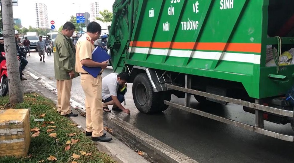 Lực lượng chức năng c&oacute; mặt tại hiện trường vụ tai nạn