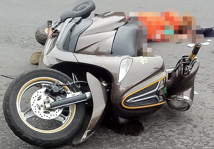 Chiếc Yamaha Nozza tại hiện trường vụ tai nạn và cách đó không xa là nạn nhân xấu số đã tử vong