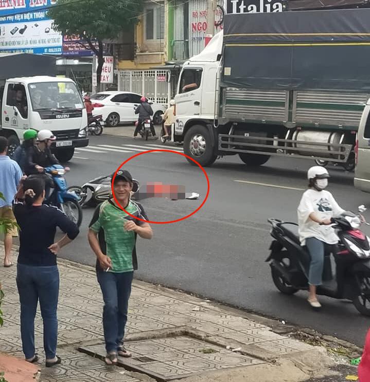 Hiện trường vụ tai nạn của xe máy và xe tải tại Bảo Lộc khiến một người tử vong