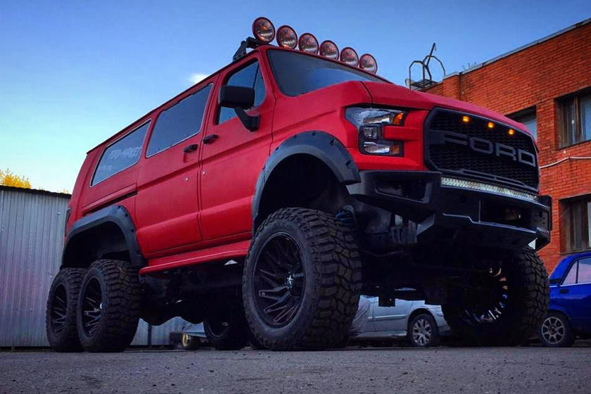RaptorBus 6x6 là một chiếc xe độ 6 bánh mang phong cách Ford F-150 Raptor tới từ Nga