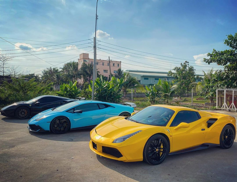 Cận cảnh chiếc siêu xe mui trần Ferrari 488 Spider làm xe đưa dâu Cận cảnh chiếc siêu xe mui trần Ferrari 488 Spider làm xe đưa dâu