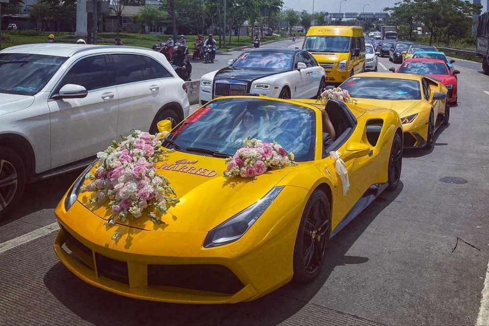 Chiếc siêu xe mui trần Ferrari 488 Spider làm xe đưa dâu, theo sau là cặp siêu xe Lamborghini Huracan LP610-4 độ Mansory và Audi R8 V10 Plus Chiếc siêu xe mui trần Ferrari 488 Spider làm xe đưa dâu, theo sau là cặp siêu xe Lamborghini Huracan LP610-4 độ Mansory và Audi R8 V10 Plus
