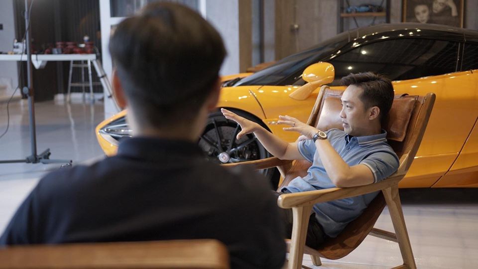 Cường Cường Đô-la chia sẻ về cách chơi siêu xe của mình trong video của bạn thân quay lại
