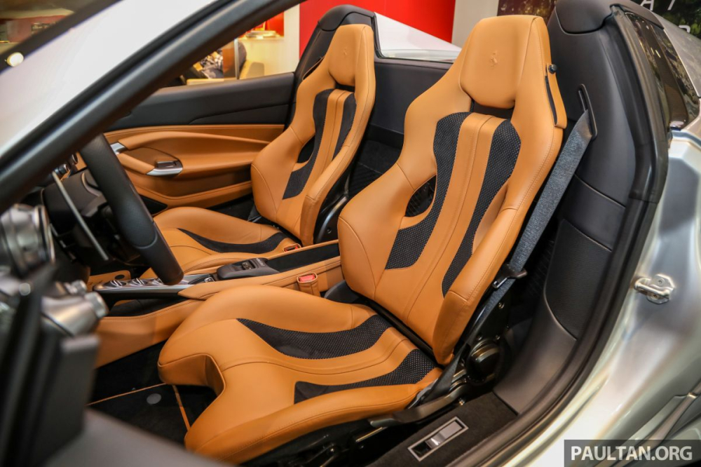 Cận cảnh cặp ghế ngồi thể thao trên chiếc siêu xe Ferrari F8 Spider mới ra mắt tại Malaysia Cận cảnh cặp ghế ngồi thể thao trên chiếc siêu xe Ferrari F8 Spider mới ra mắt tại Malaysia