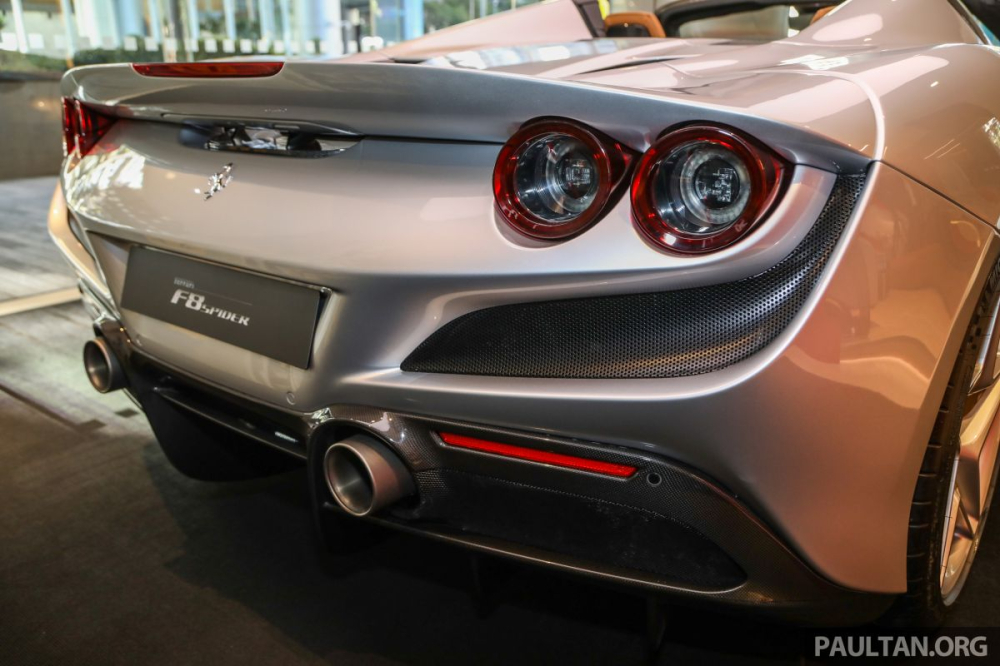 Bên cạnh trọng lượng được giảm cân, siêu xe mui trần Ferrari F8 Spider còn sở hữu thiết kế khí động học tốt và hiệu quả hơn 10% so với mẫu xe tiền nhiệm là Ferrari 488 Spider đã có 3 chiếc về Việt Nam. Bên cạnh trọng lượng được giảm cân, siêu xe mui trần Ferrari F8 Spider còn sở hữu thiết kế khí động học tốt và hiệu quả hơn 10% so với mẫu xe tiền nhiệm là Ferrari 488 Spider đã có 3 chiếc về Việt Nam.