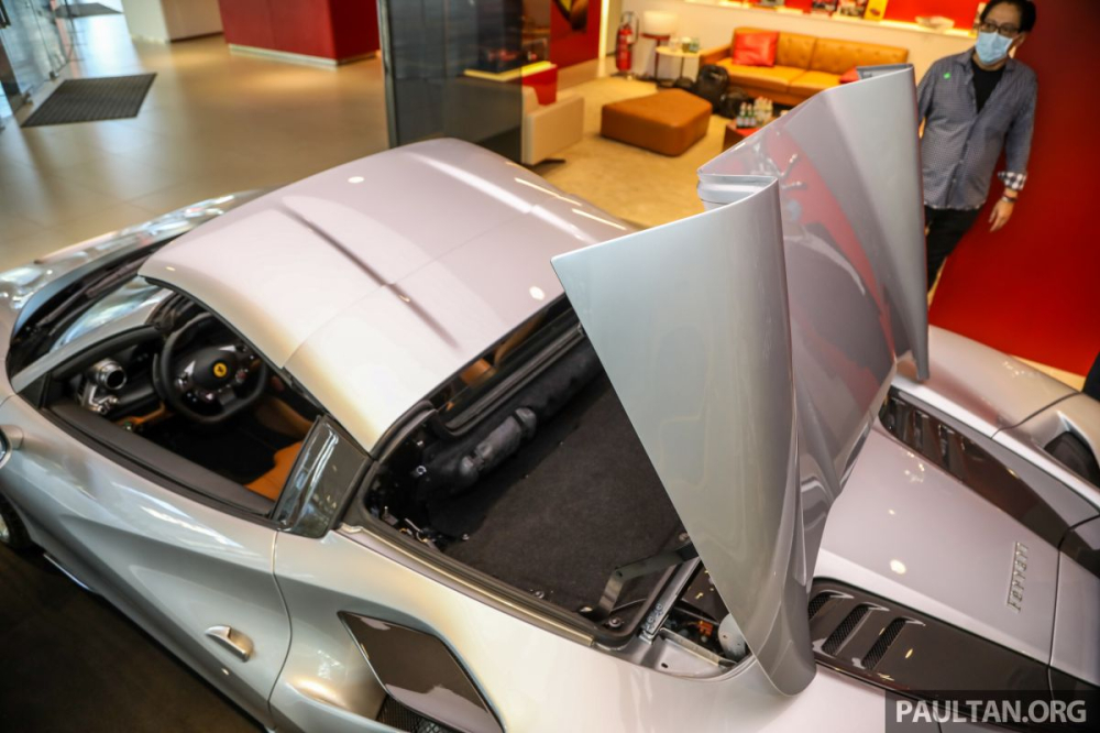 Ferrari F8 Spider thực chất là biến thể của siêu xe mui trần Ferrari F8 Tributo đang có mặt trong garage của Cường Ferrari F8 Spider thực chất là biến thể của siêu xe mui trần Ferrari F8 Tributo đang có mặt trong garage của Cường Đô-la. Như những chiếc siêu xe mui trần khác của Ferrari, mui xếp cứng của F8 Spider có thể đóng hoặc mở mui trong khoảng thời gian 14 giây hoặc vẫn có thể thực hiện ngay khi xe ở tốc độ dưới 50 km/h.