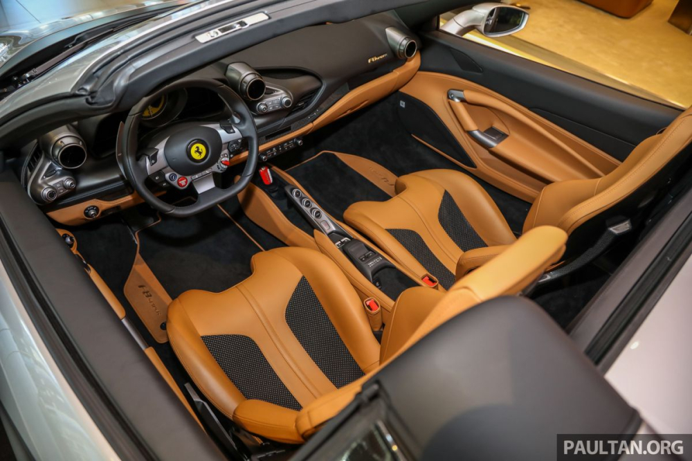 Nội thất siêu xe mui trần Ferrari F8 Spider đầu tiên đến Malaysia không có ghế ngồi được bọc da Alcantara, thay vào đó là da cao cấp với gam màu nâu đất cùng với chỉ may tương phản. Khoang lái xe còn có nhiều chi tiết carbon. Chiếc xe này sử dụng tay lái thuận nên chỉ mang mục đích trưng bày. Nội thất siêu xe mui trần Ferrari F8 Spider đầu tiên đến Malaysia không có ghế ngồi được bọc da Alcantara, thay vào đó là da cao cấp với gam màu nâu đất cùng với chỉ may tương phản. Khoang lái xe còn có nhiều chi tiết carbon. Chiếc xe này sử dụng tay lái thuận nên chỉ mang mục đích trưng bày.