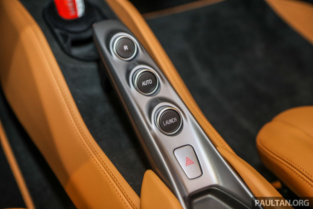 Siêu xe mui trần Ferrari F8 Spider đầu tiên đến Malaysia được trang bị động cơ V8, dung tích 3.9 lít, tăng áp kép, tạo ra công suất tối đa 711 mã lực và mô-men cực đại 770 Nm. Các thông số này tương đương với Ferrari 488 Pista Spider. Siêu xe mui trần Ferrari F8 Spider đầu tiên đến Malaysia được trang bị động cơ V8, dung tích 3.9 lít, tăng áp kép, tạo ra công suất tối đa 711 mã lực và mô-men cực đại 770 Nm. Các thông số này tương đương với Ferrari 488 Pista Spider.