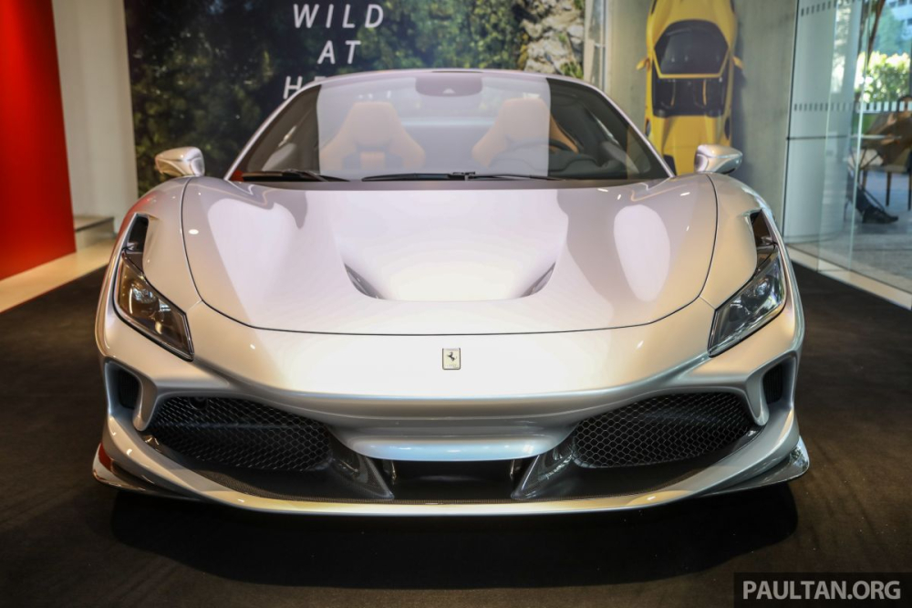 Trong khi các bạn trẻ mê xe Việt Nam vẫn đang say đắm với chiếc siêu xe Ferrari F8 Tributo đầu tiên về Việt Nam định cư thuộc sở hữu của Cường Trong khi các bạn trẻ mê xe Việt Nam vẫn đang say đắm với chiếc siêu xe Ferrari F8 Tributo đầu tiên về Việt Nam định cư thuộc sở hữu của Cường Đô-la thì giới mê xe tại Malaysia đã có dịp diện kiến phiên bản mui trần của dòng xe Ferrari F8 này.