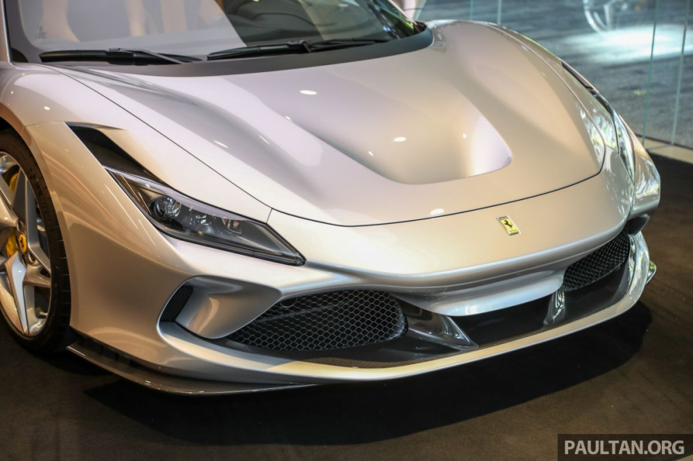 Việc thêm vào phần mui xếp cứng khiến chiếc siêu xe mui trần Ferrari F8 Spider nặng hơn biến thể mui cứng là Ferrari F8 Tributo khoảng 70 kg. Tuy nhiên, Ferrari F8 Spider vẫn nhẹ hơn người tiền nhiệm là Ferrari 488 Spider đến tận 20 kg. Việc thêm vào phần mui xếp cứng khiến chiếc siêu xe mui trần Ferrari F8 Spider nặng hơn biến thể mui cứng là Ferrari F8 Tributo khoảng 70 kg. Tuy nhiên, Ferrari F8 Spider vẫn nhẹ hơn người tiền nhiệm là Ferrari 488 Spider đến tận 20 kg.