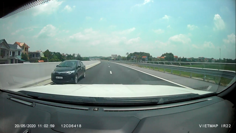 Nguy hiểm hơn là chiếc Toyota Vios chạy ngược chiều ở làn đường trong cùng tại cao tốc Bắc Giang - Lạng Sơn Nguy hiểm hơn là chiếc Toyota Vios chạy ngược chiều ở làn đường trong cùng tại cao tốc Bắc Giang - Lạng Sơn