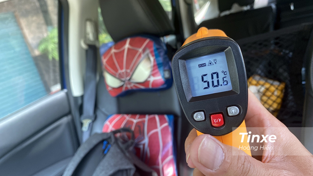 Nhiệt độ trong xe lên tới 50 độ C sau khi phơi nắng 45 phút. Nhiệt độ trong xe lên tới 50 độ C sau khi phơi nắng 45 phút.